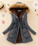 Casaco feminino forrado e capuz de pelos