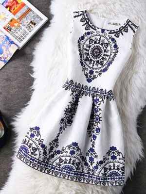 Vestido Branco com Detalhes Floral em Preto e Azul