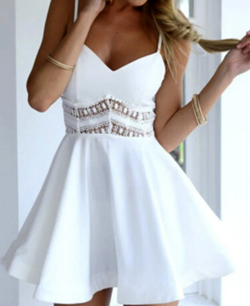 Vestido curto de alcinha com detalhe em renda