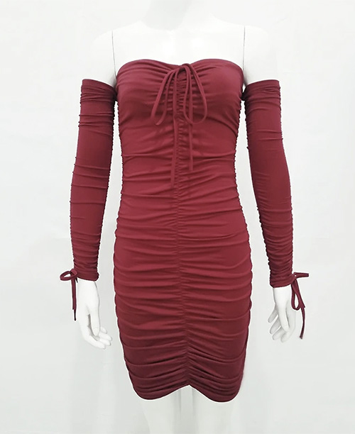 Vestido curto ombro a ombro manga longa