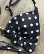 Biquíni preto de bolinhas brancas