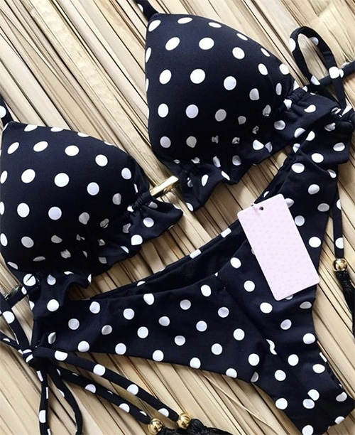 Biquíni preto de bolinhas brancas