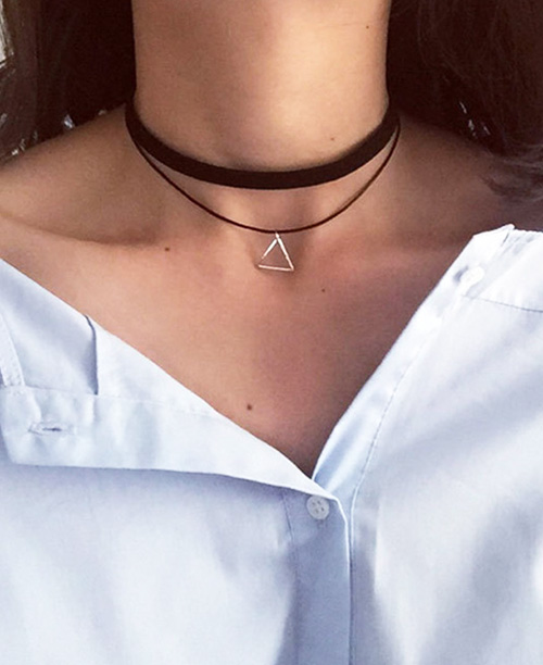 Gargantilha preta de veludo com pingente triangulo