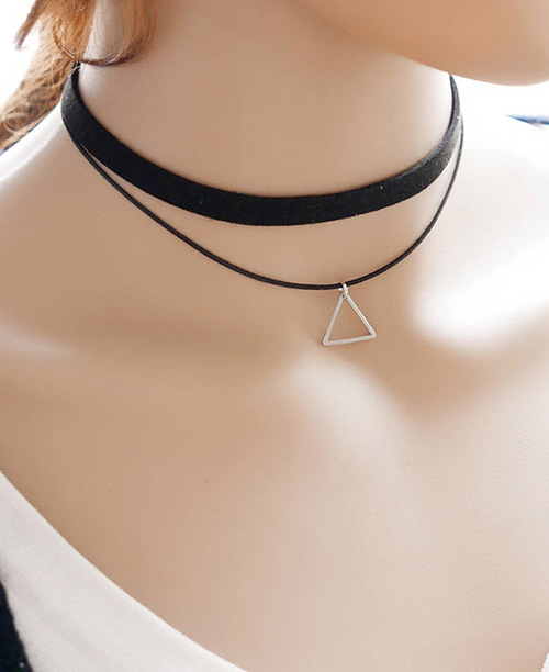 Gargantilha preta de veludo com pingente triangulo