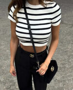 Blusa cropped feminina listrada preto e branco
