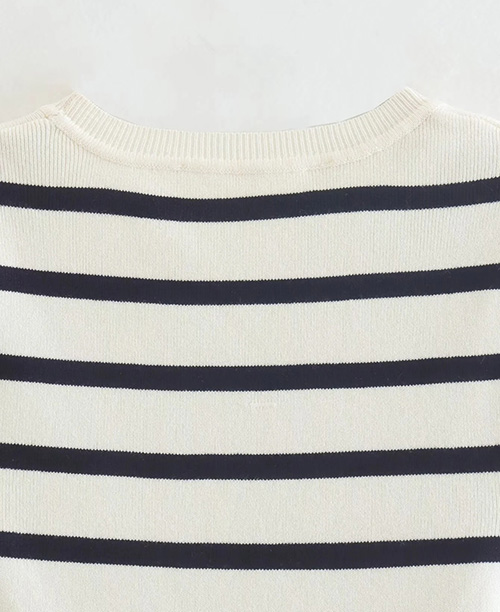 Blusa cropped feminina listrada preto e branco