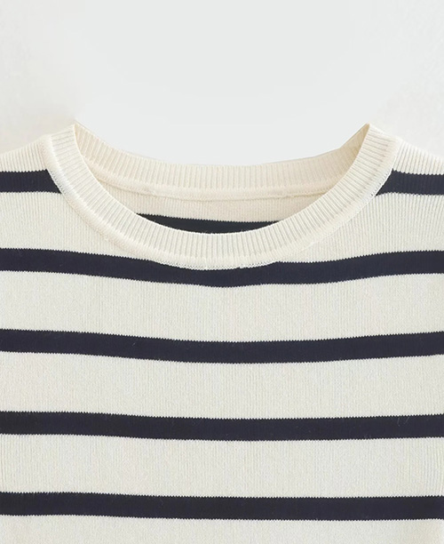 Blusa cropped feminina listrada preto e branco
